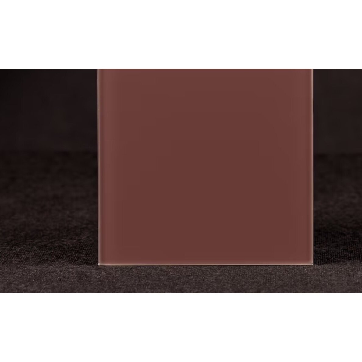 Tamsiai raudona RAL3004